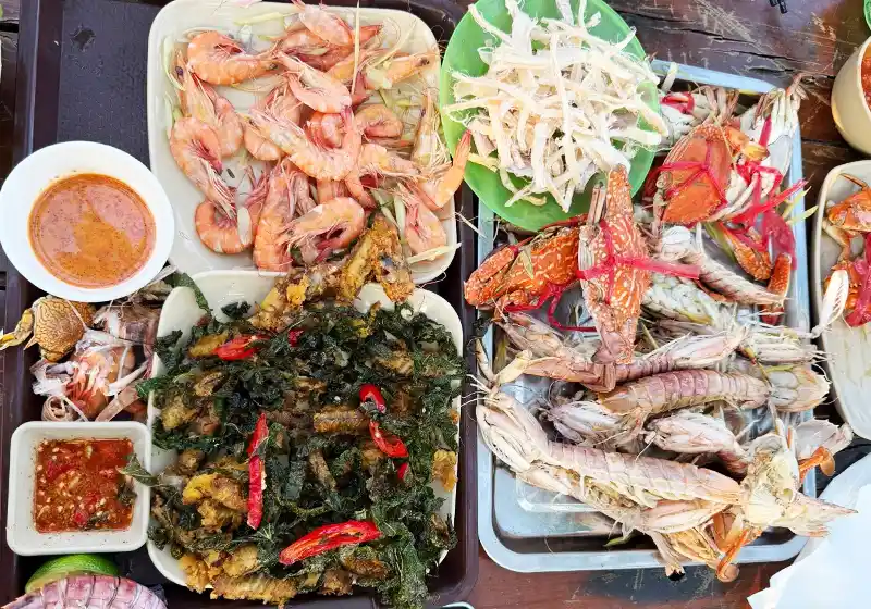 Quán Local Đông Dân Bản Địa Ở Cát Bà: Những Nơi Mình Thấy Đáng Thử 2 Món ăn địa phương mộc mạc