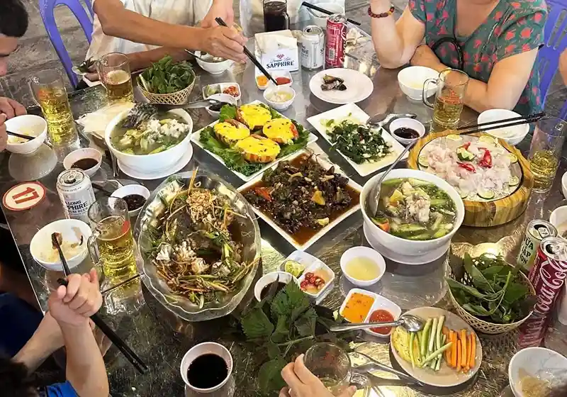 Quán ăn dân bản địa Cát bà ghé qua