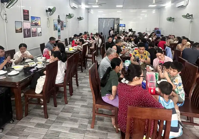 Quán ăn đông dân địa phương ở Cát bà
