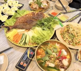 Quán local đông dân bản địa ở cát bà